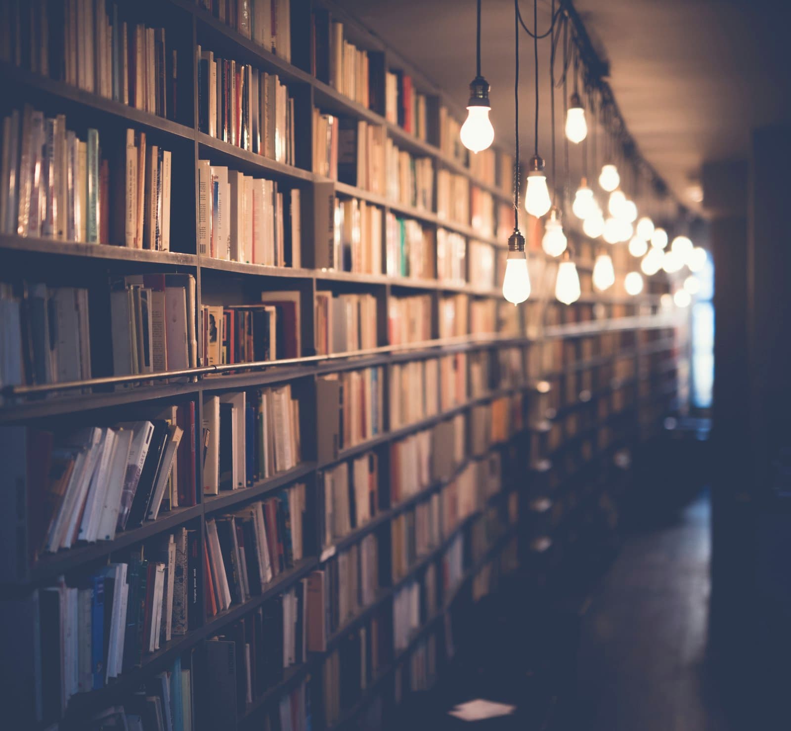 Des rayonnages de livres anciens dans une bibliothèque