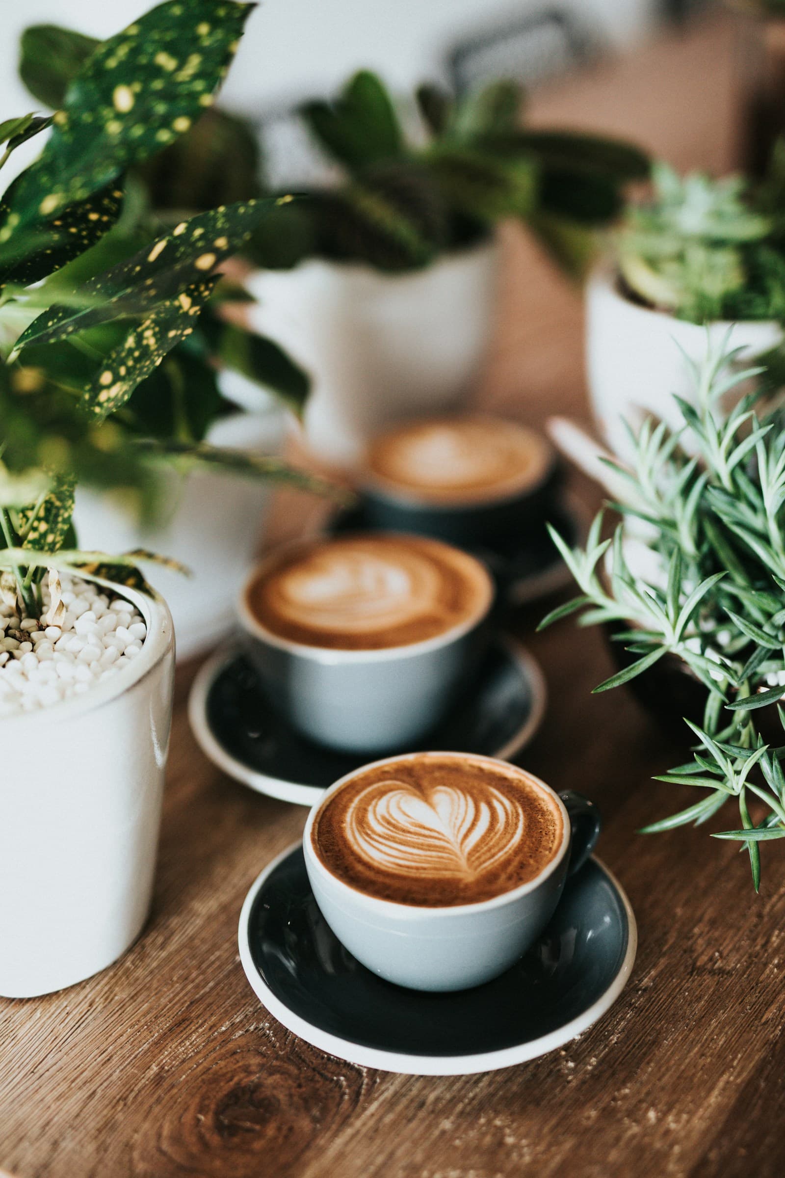 Des tasses de café et des grains sur une table sombre